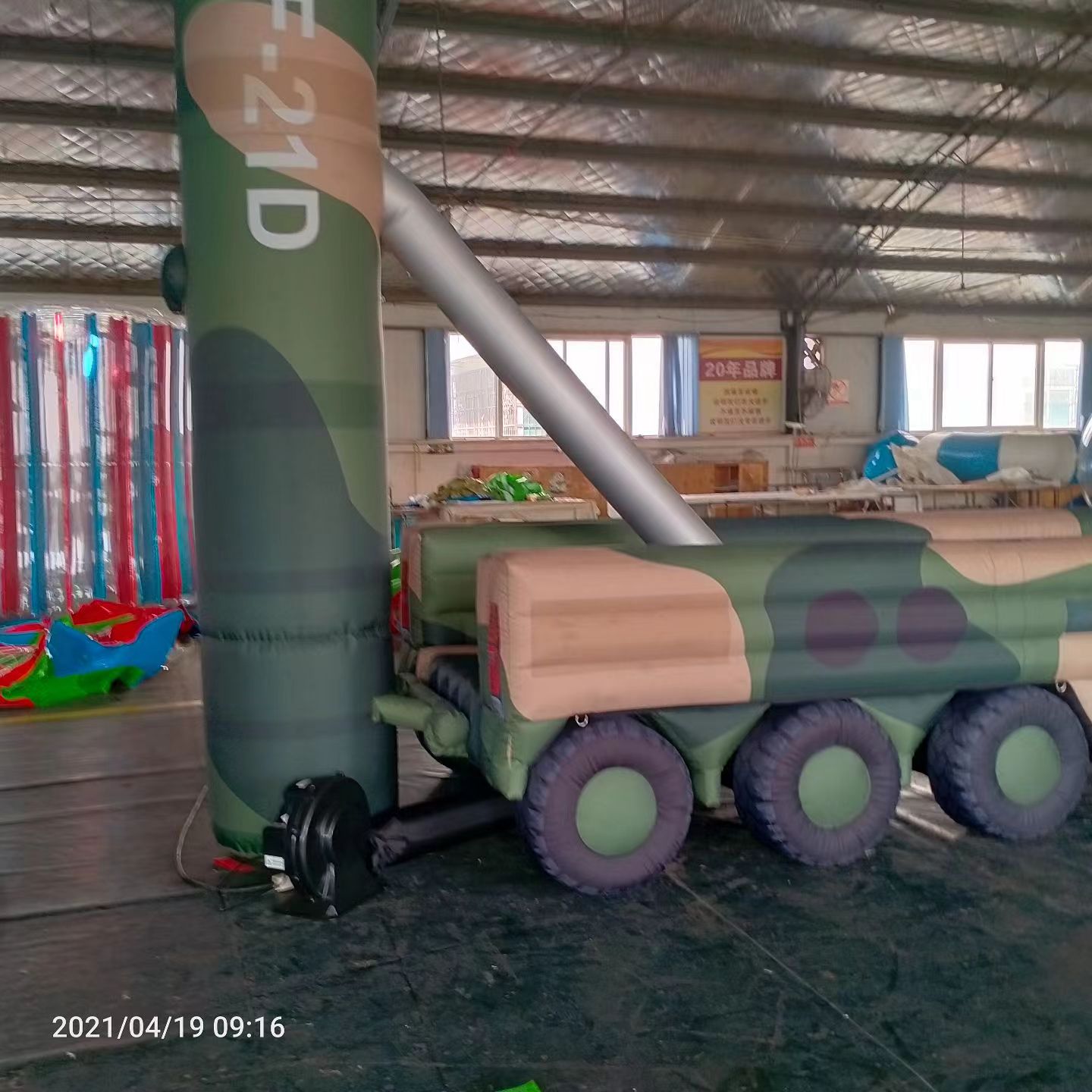 汝阳军事演习中的充气目标车辆：模拟发射车雷达车坦克飞机